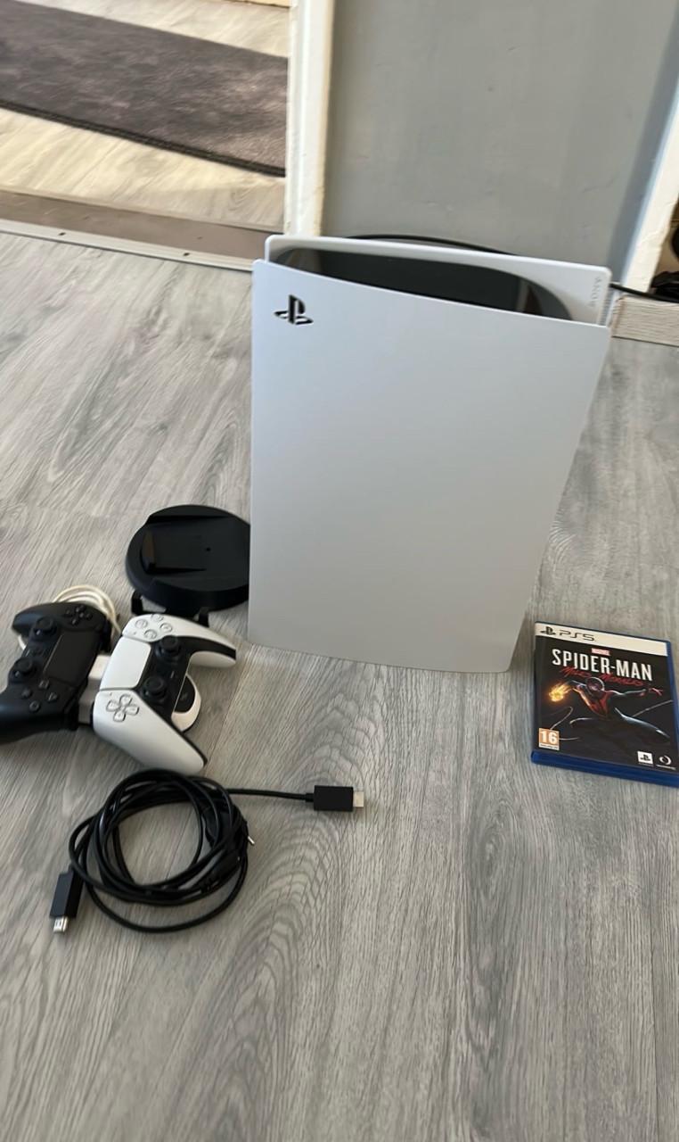 Playstation 5 Disc (1TB) met 2 controllers & Spider-Man