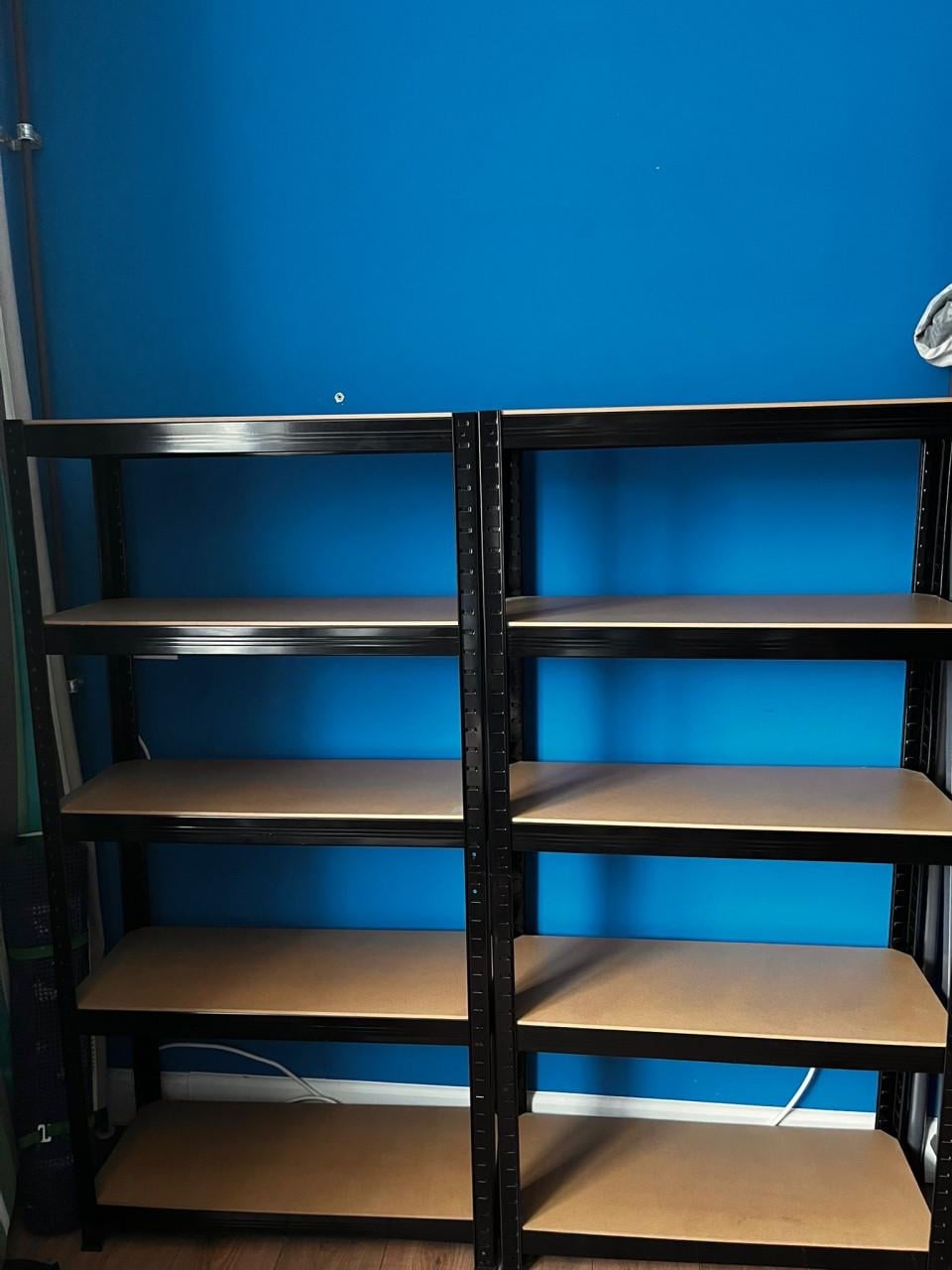 Zwarte stellingkast met mdf planken