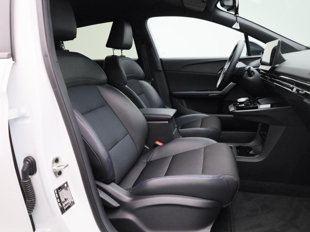 MG Mg4 64 kwh luxury | automaat | navigatie | climate control | apple carpl