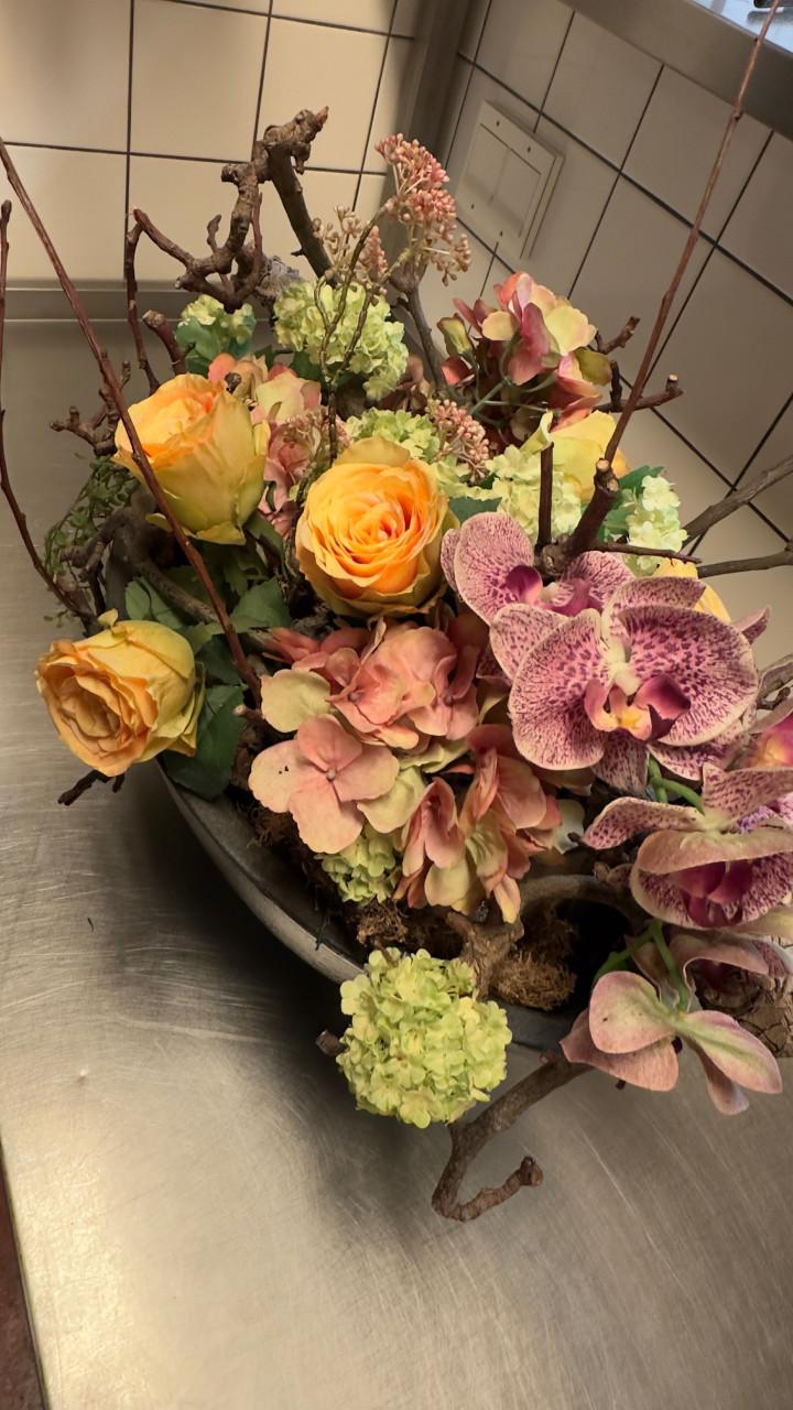 Zwarte vaas met net bloemenboeket