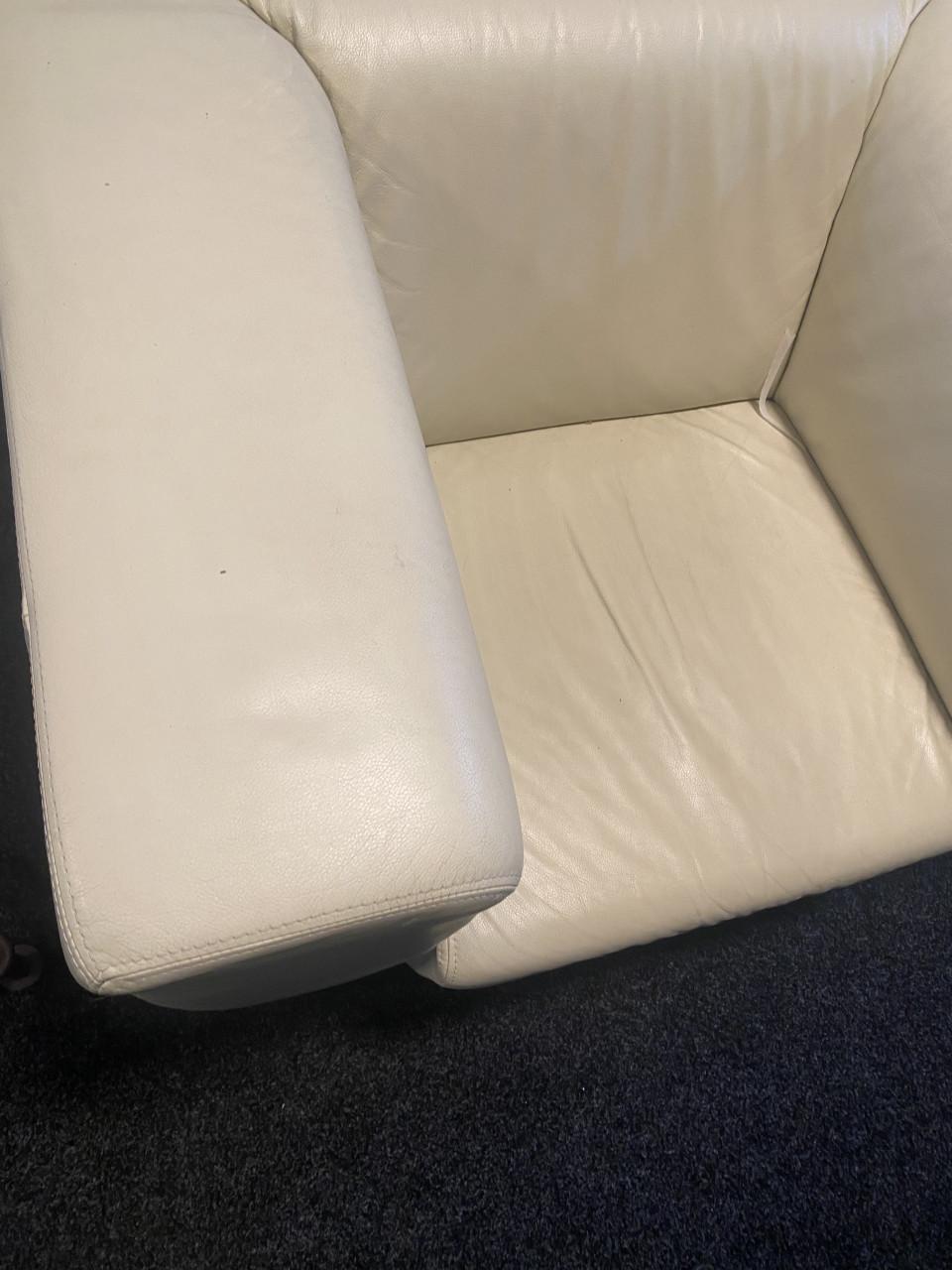 2x lederen 'clubfauteuil' wit leder - 100x80 cm