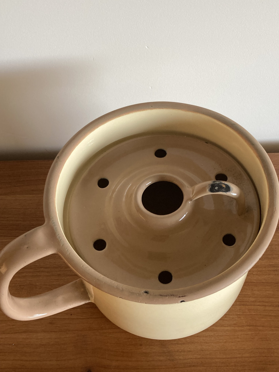 Vintage crèmekleurige melkkoker met overkookdeksel