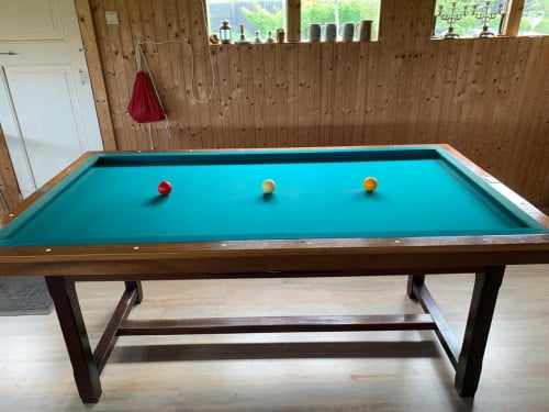 Tafelbiljart en 8 biljartkeuen en ballen