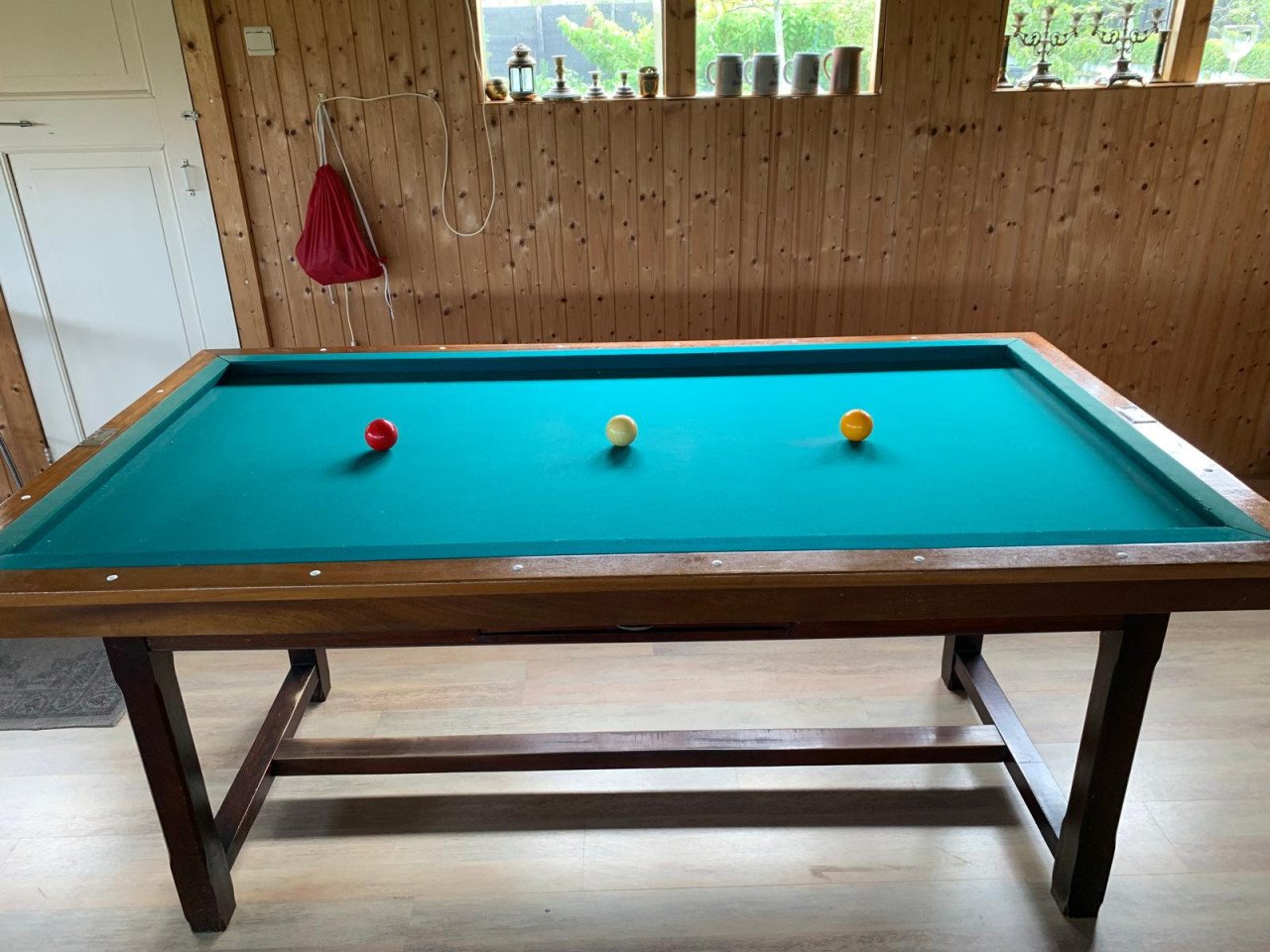 Tafelbiljart en 8 biljartkeuen en ballen