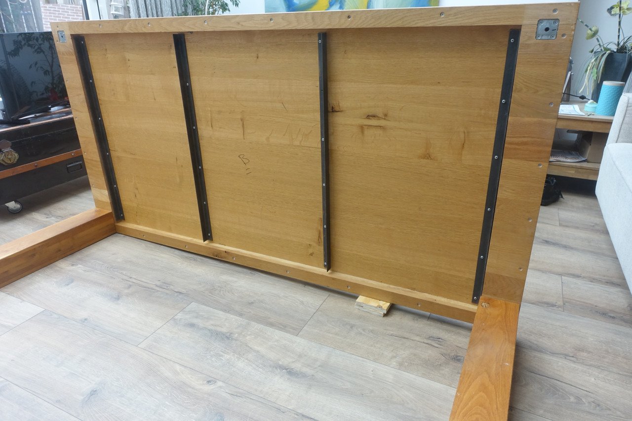 Lange stevige massief houten tafel