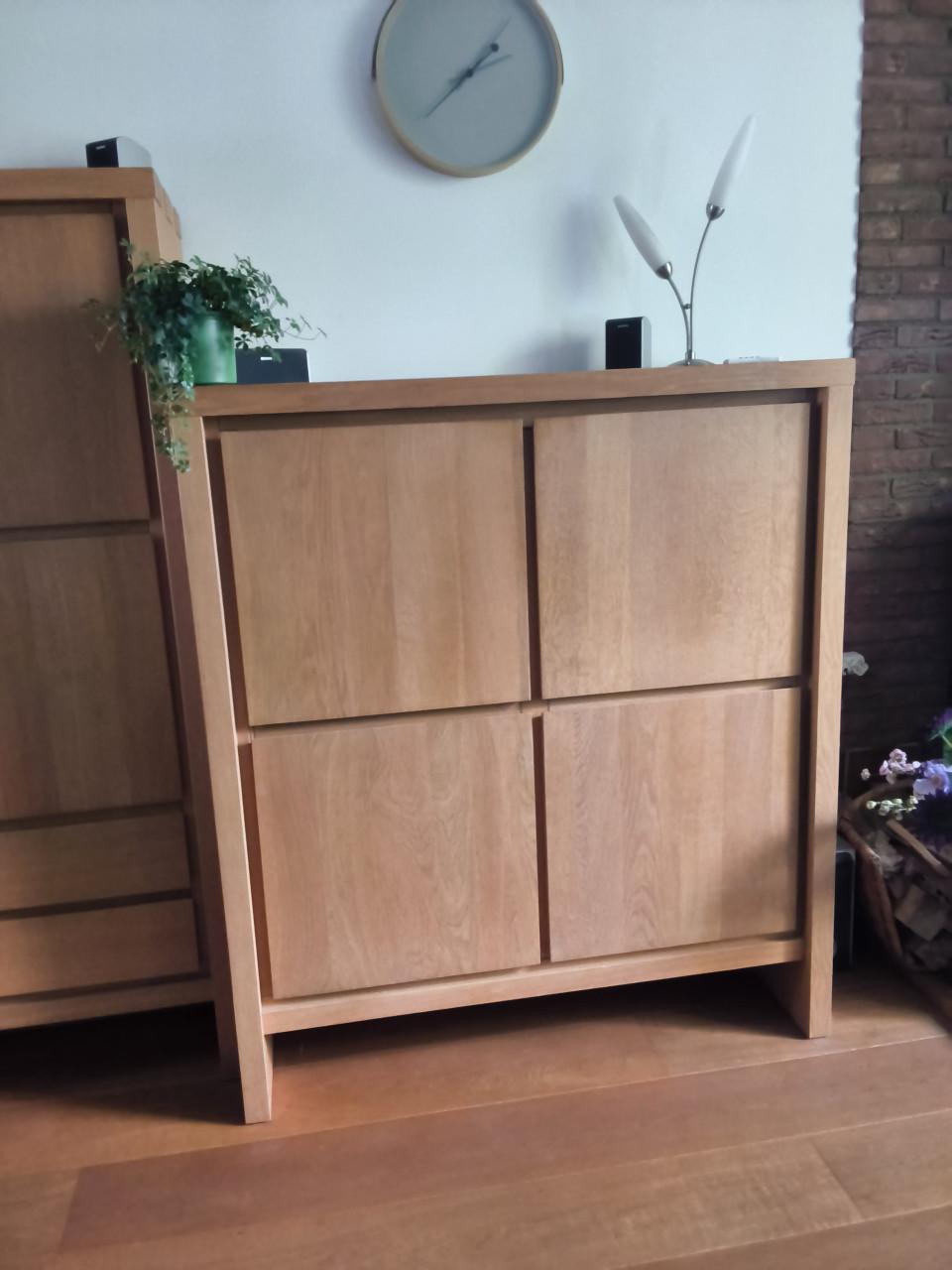 Twee hoge kasten en één tv-meubel