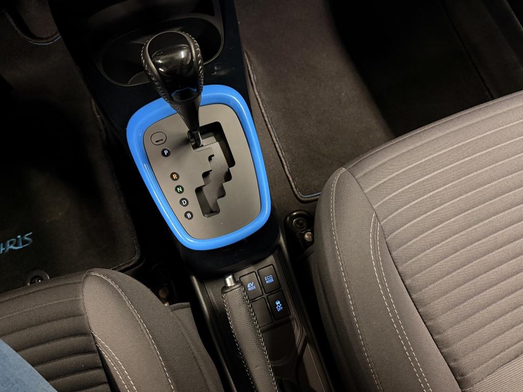 Toyota Yaris 1.5 hybrid skyblue edition