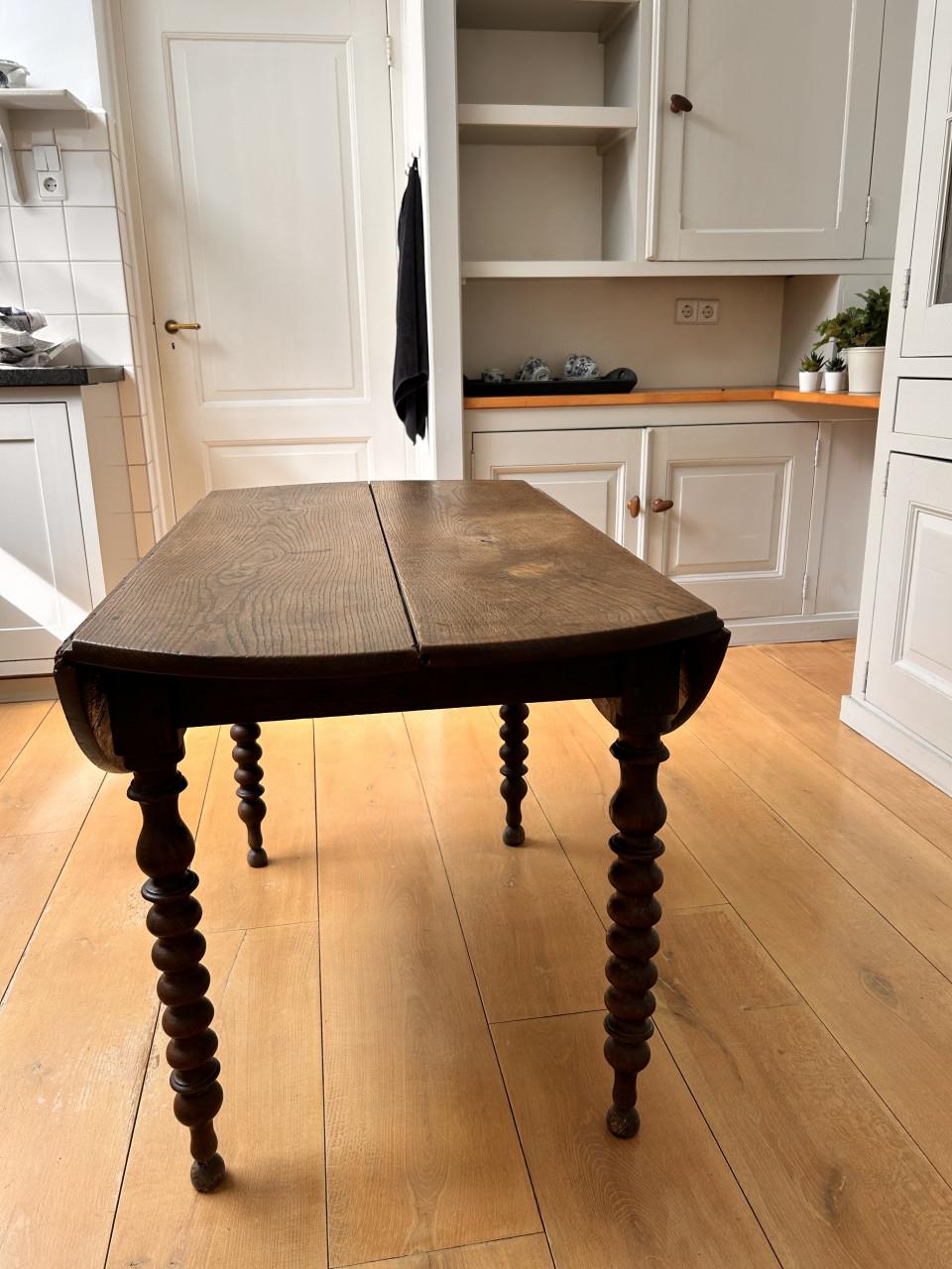Massief houten klaptafel met gedraaide poten