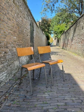 Twee vintage schoolstoelen