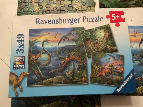 3 puzzels; dinosaurus en brandweerman Sam