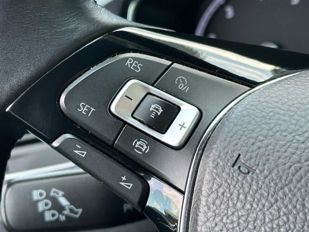Volkswagen T-roc 1.5 tsi 150pk sport | led | dode hoek | trekhaak | carplay