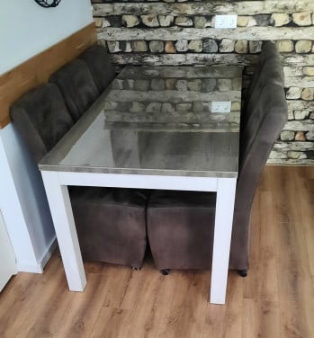 Eetkamertafel met stoelen