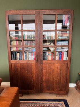 Antieke boekenkast of buffetkast