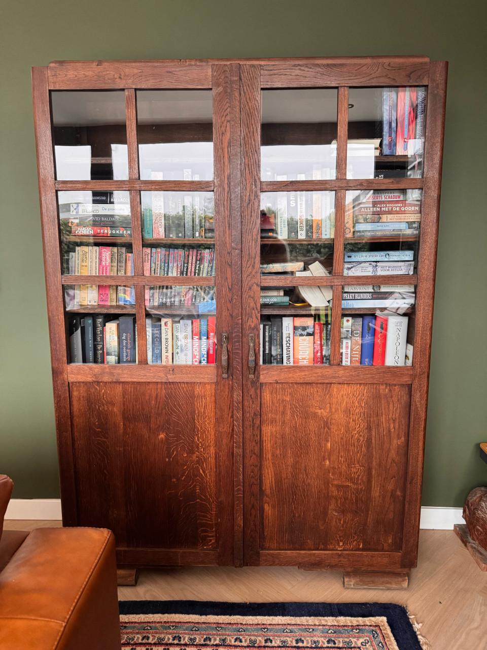 Antieke boekenkast of buffetkast