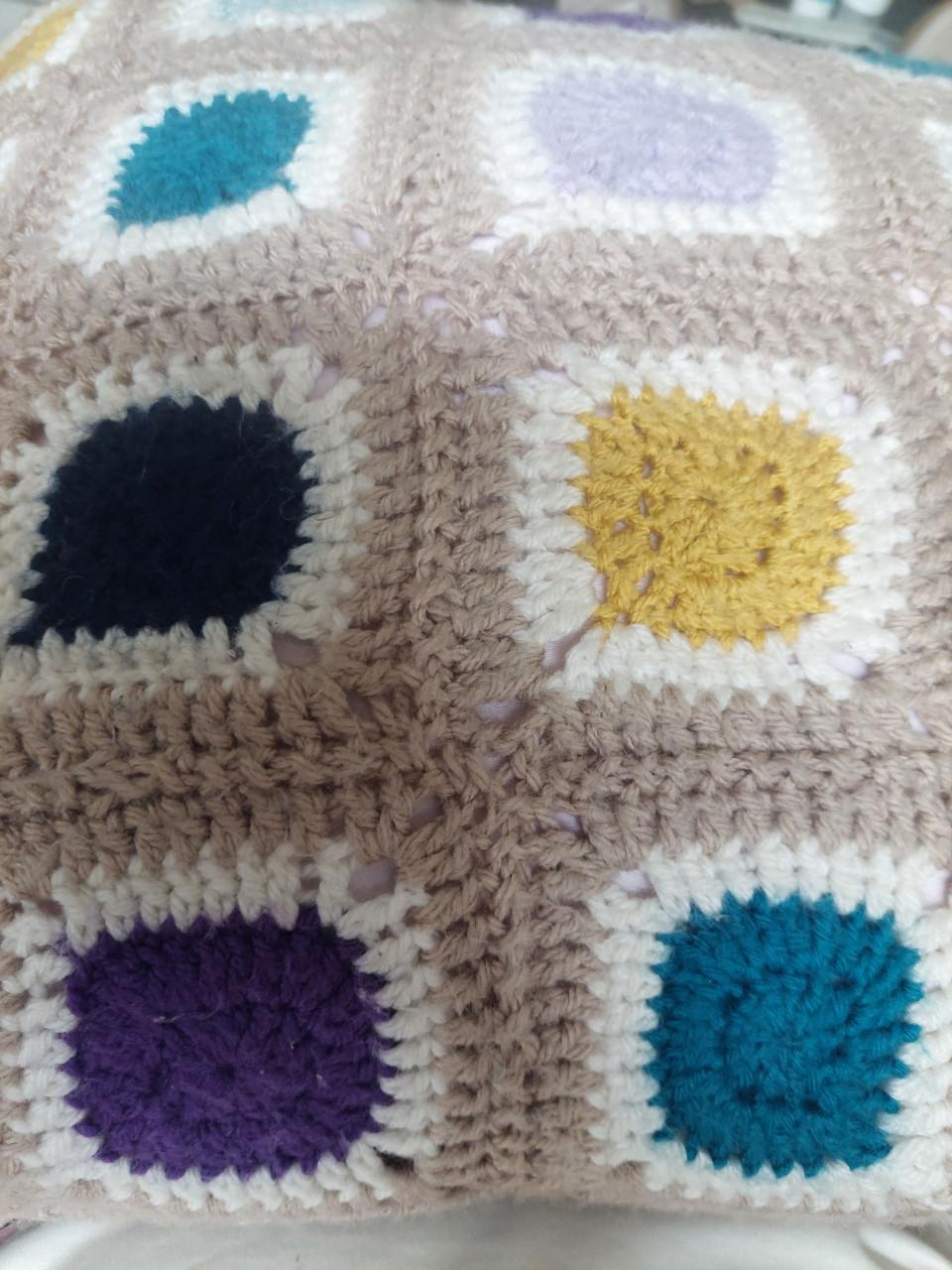 Handgemaakt gehaakt kussen beige met frisse kleuren