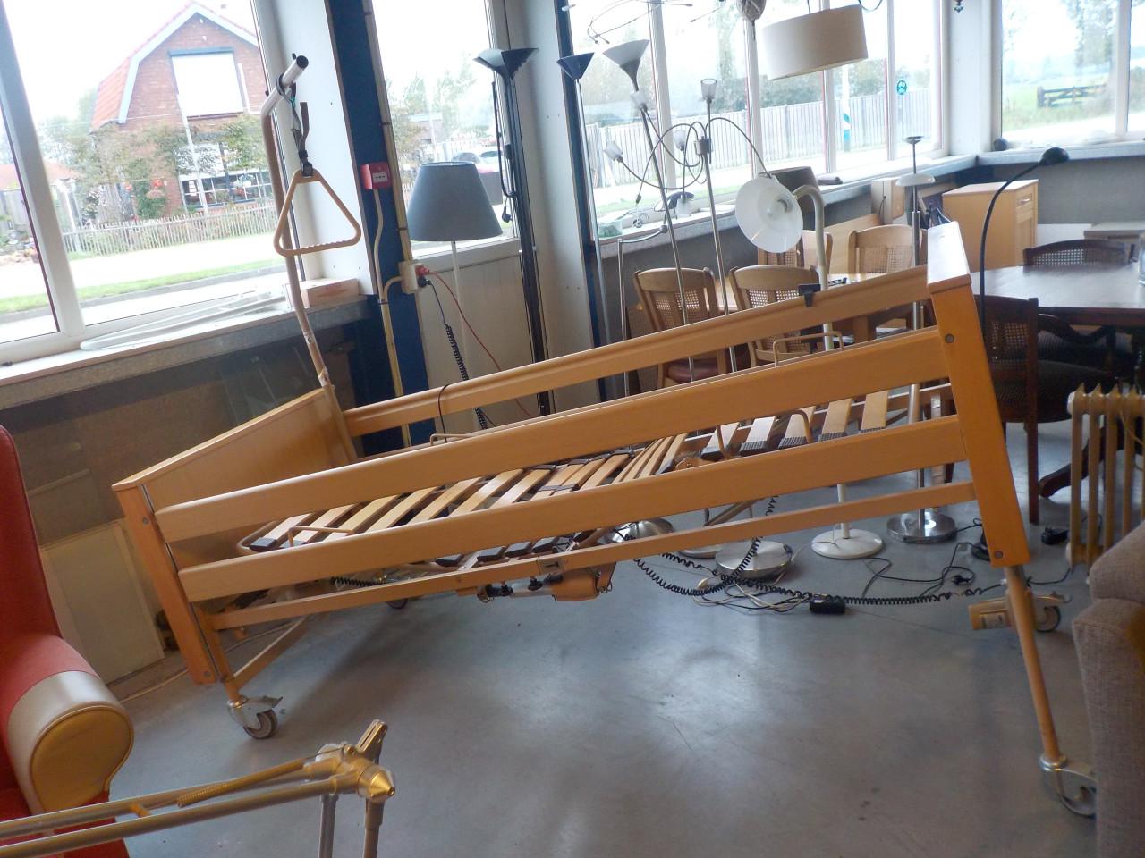 Elektrisch hoog-laag ledikant 90 x 200 cm op stevige wielen + pappegaai