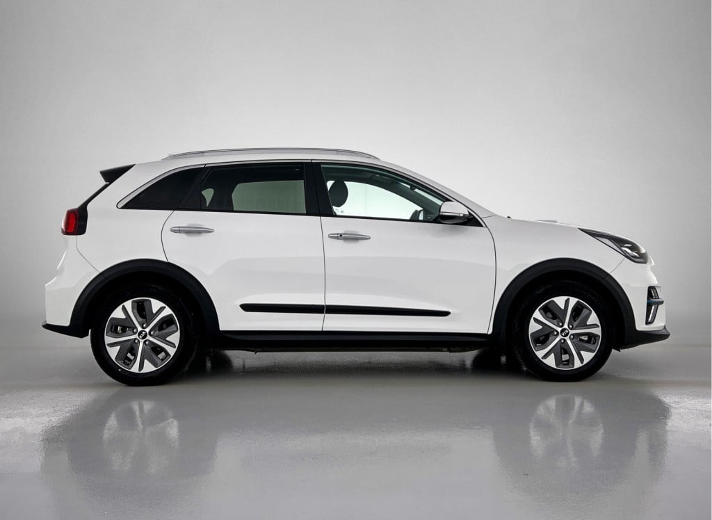 Kia E-niro executiveline 64 kwh | schuif-/kanteldak | 3-fase | jbl | stoelk