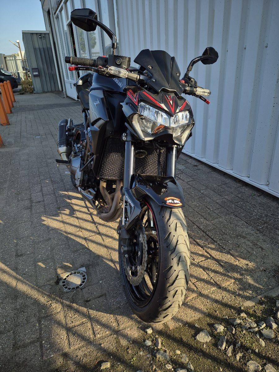 Kawasaki Z900 Akrapovic uit 2023, Stoere naked bike