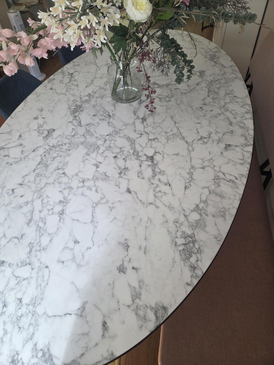 Eettafel met marmerlook tafelblad