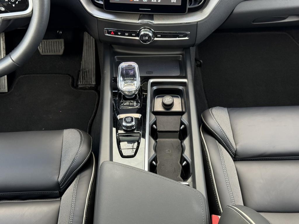 Volvo XC60 t6 398pk recharge dark black edition| panodak| luchtvering| trek