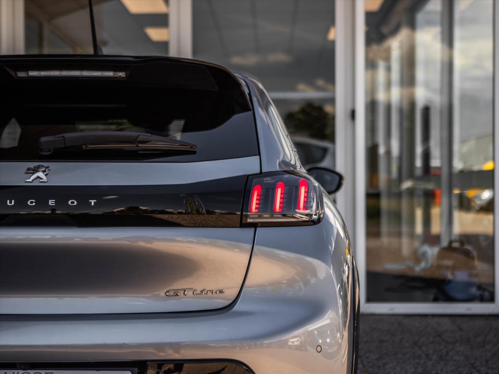 Peugeot 208 1.2 puretech 100pk gt-line automaat | panoramadak | navigatie |