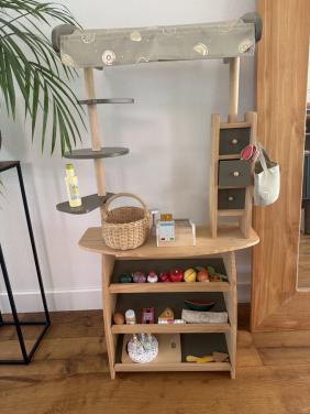 Houten speelgoed gevulde marktkraam