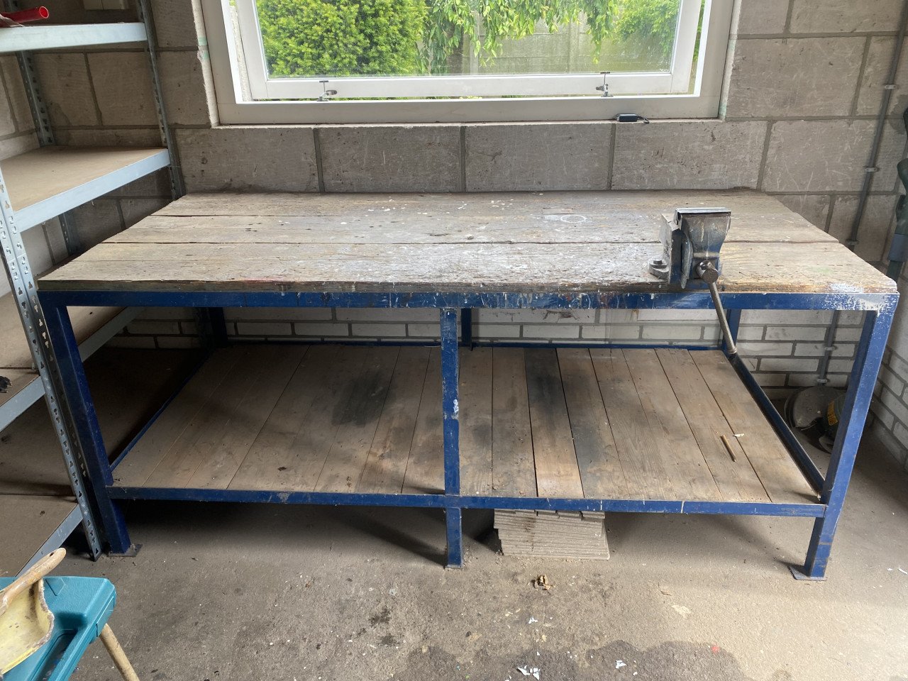Garage/schuur werkbank met bankschroef
