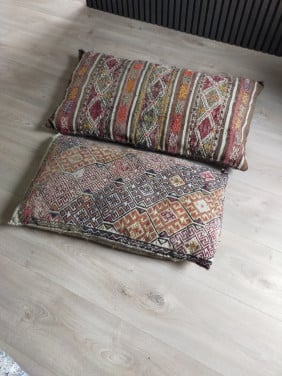 2 grote Kelim kussens
