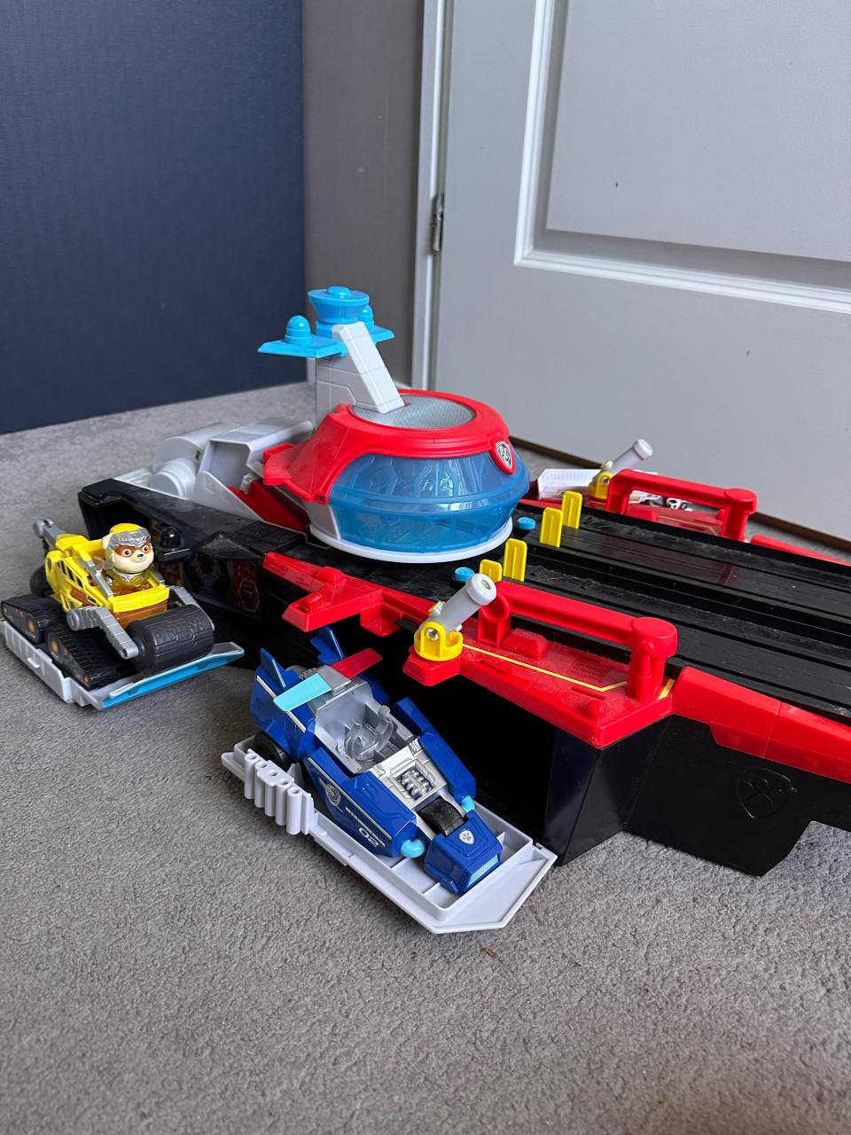 Paw patrol vliegdekschip hoofdkwartier met voertuigen en pups