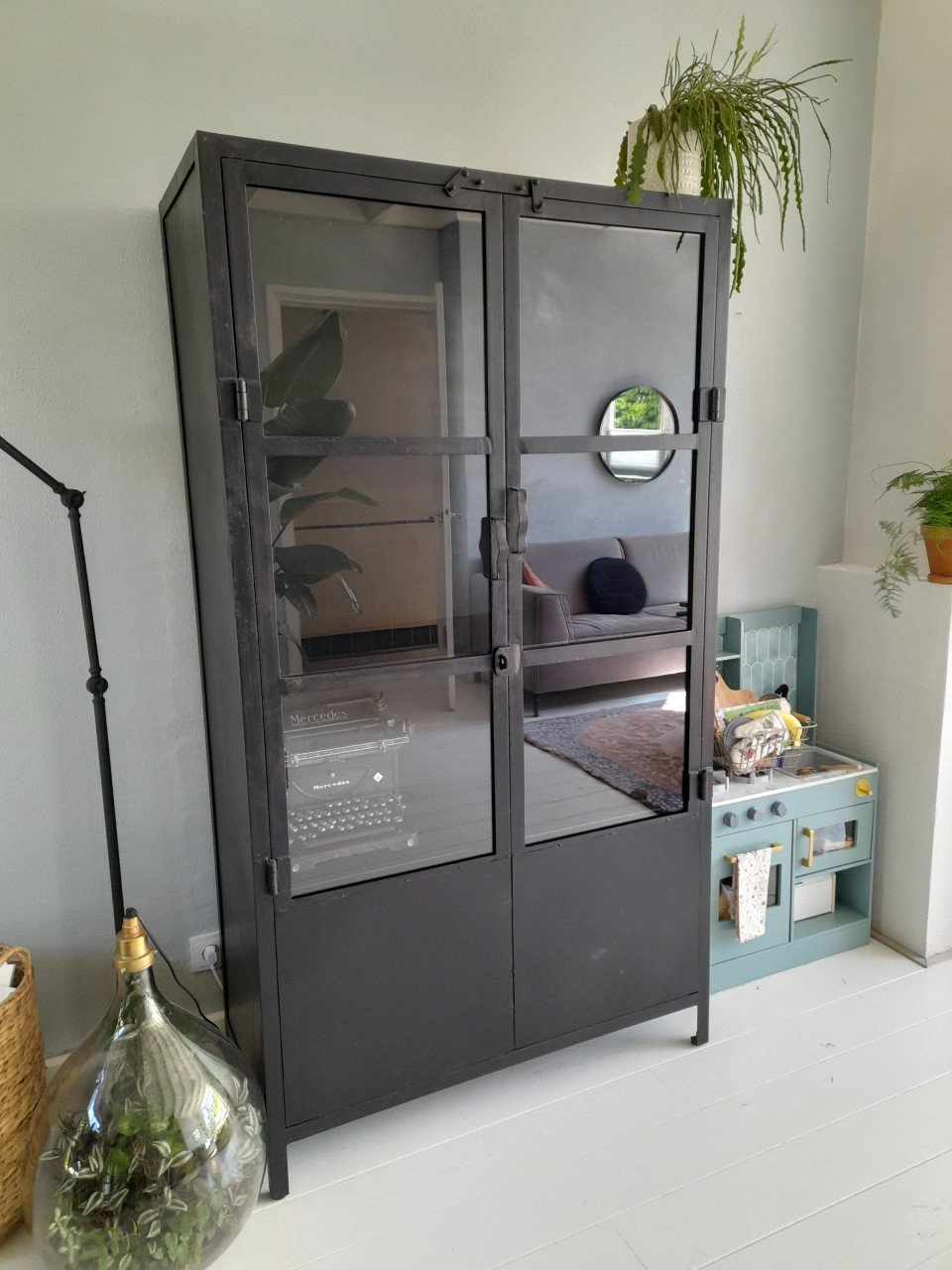 Zwarte stalen kast