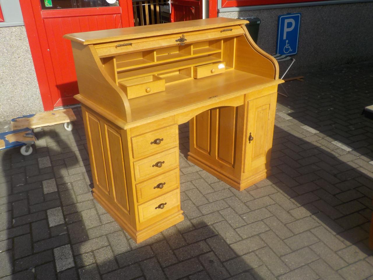Geheel massief eiken secretaire in zeer goede staat met diepe laden