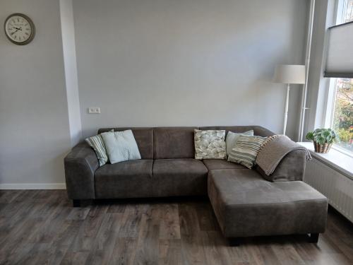 Leuke grijze hoekbank 250cm breed