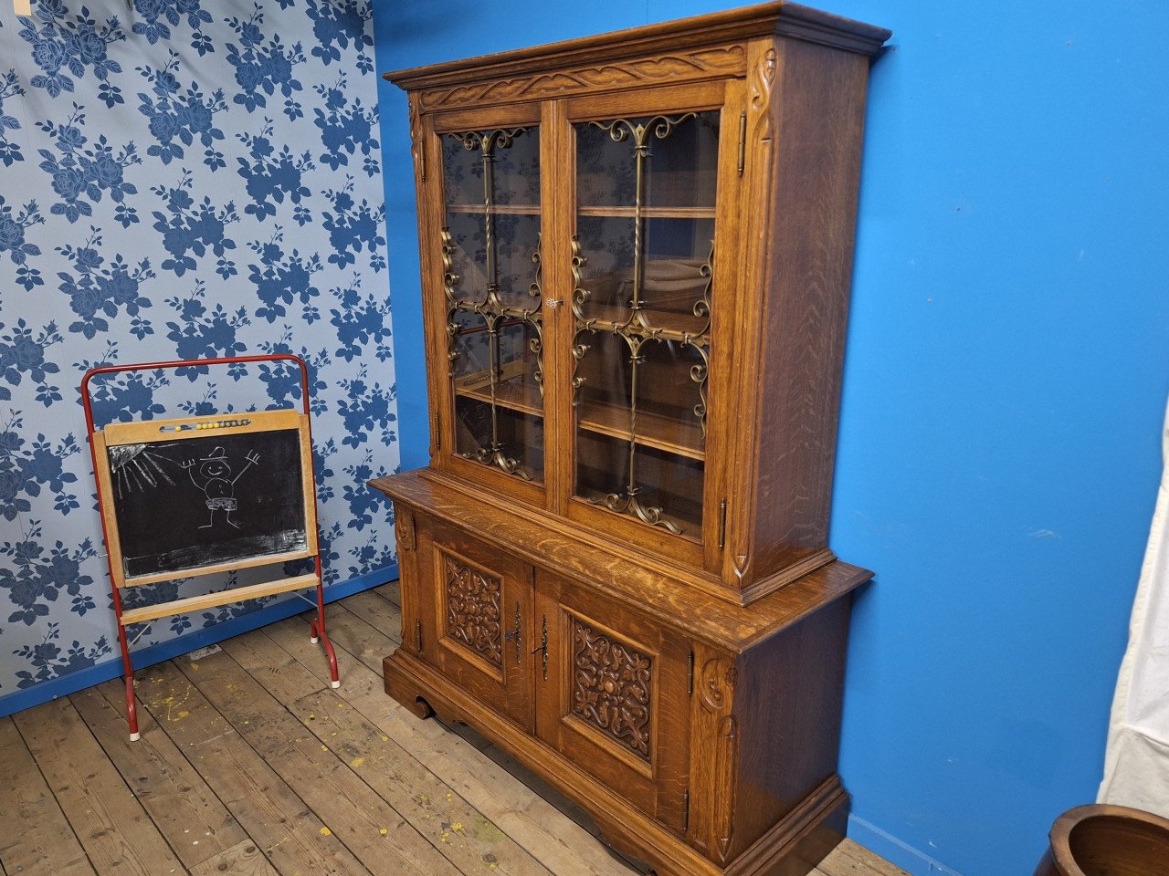 Unieke Houten Kast – Sierlijk, Stevig en Vol Karakter!
