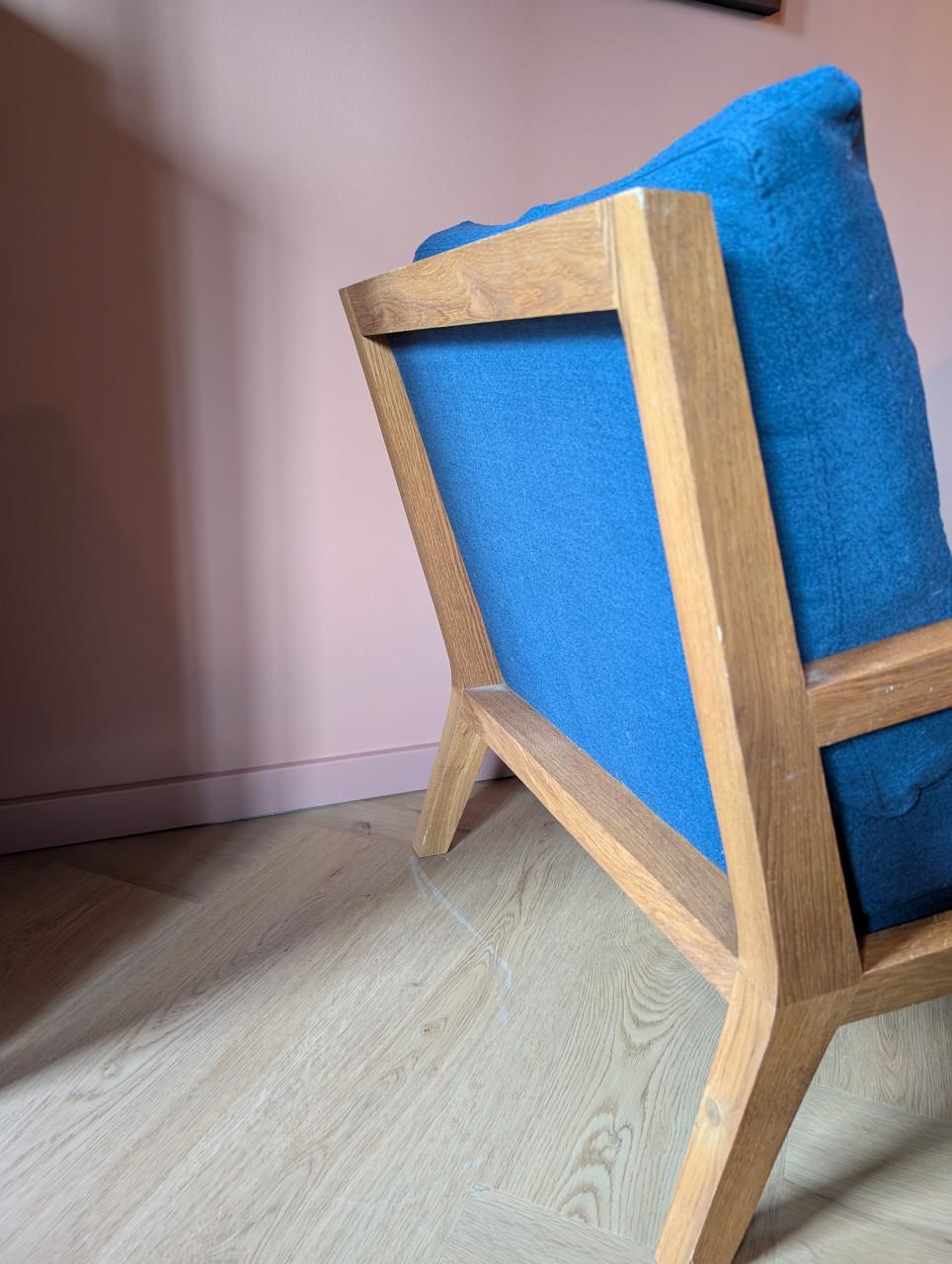 Moderne design fauteuil van massief hout met donkerblauwe kussens