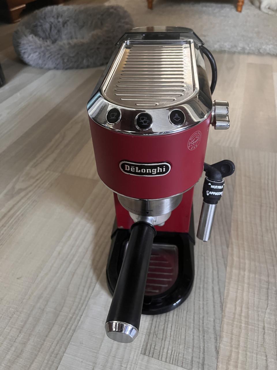 DeLonghi Dedica Style EC685.R Espressomachine Rood