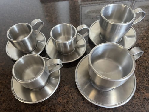 5 RVS kopjes 3 kleine en 2 grote.