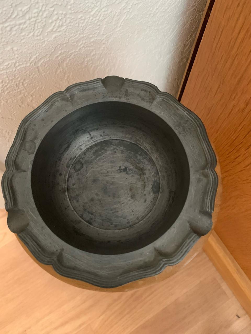 Tinnen asbak op voet