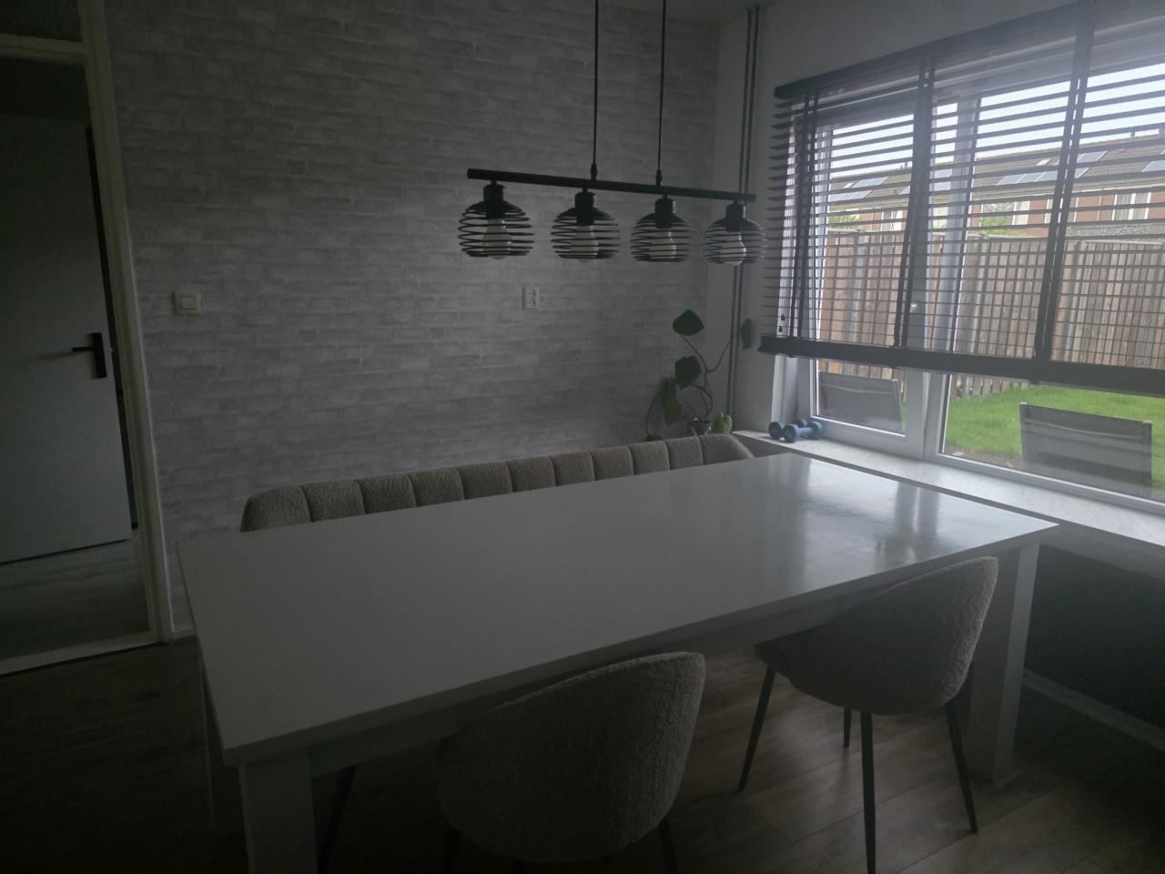 Eettafel met 2 stoelen, eetkamerbank + eventueel hanglamp