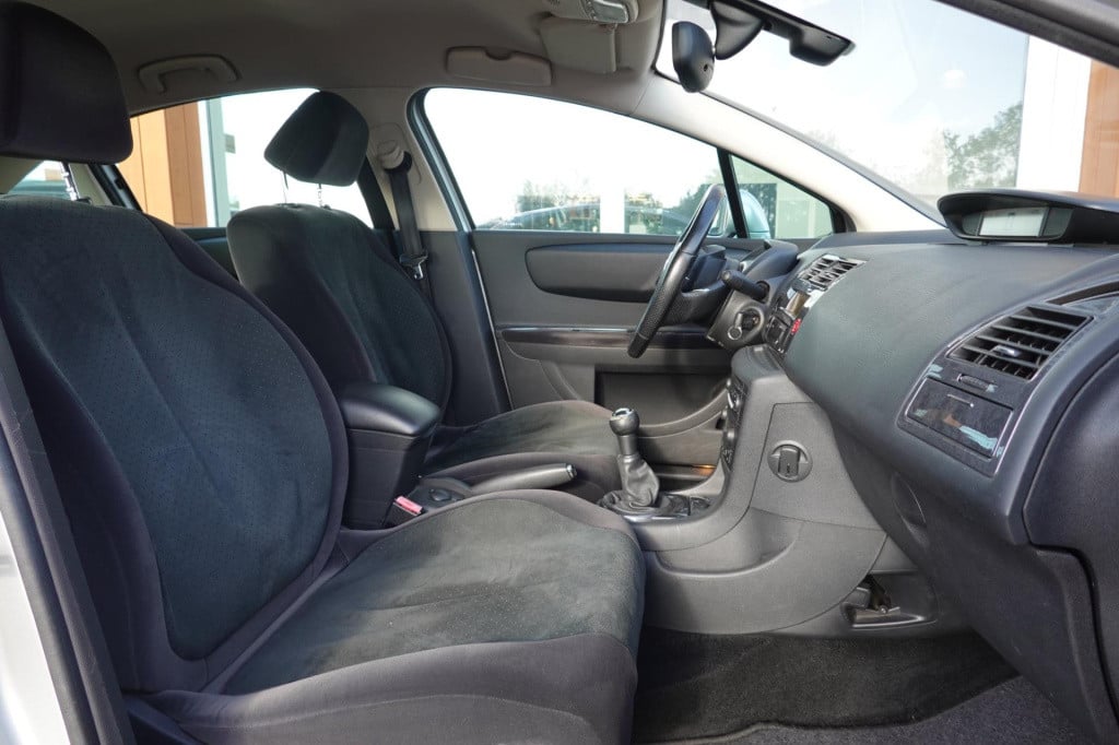 Citroen C4 2.0-16v exclusive 136-pk