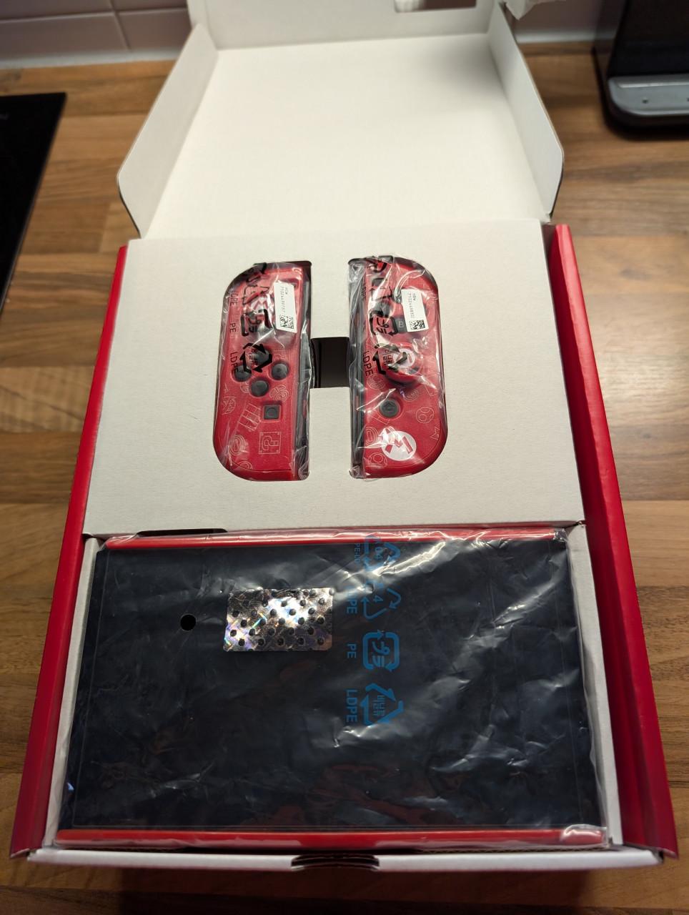 Nintendo Switch OLED Mario Editie - Zo goed als nieuw