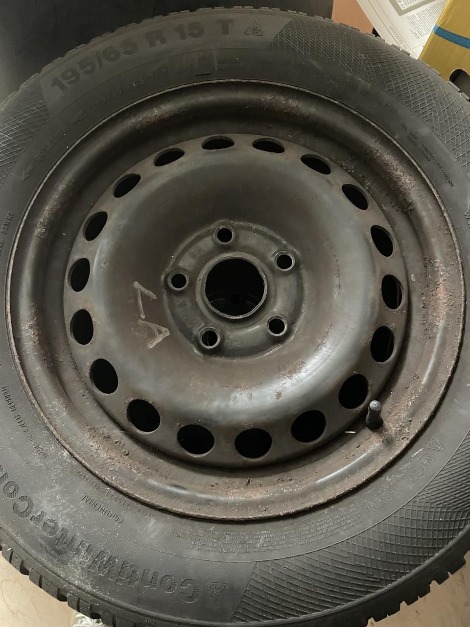 Set van 4 winterbanden VW (Caddy) met sierwieldoppen
