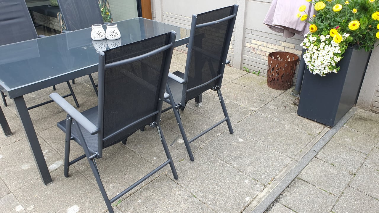 Vier keurige lichtgewicht stoeltjes, weinig tot niet gebruikt. mat zwart.