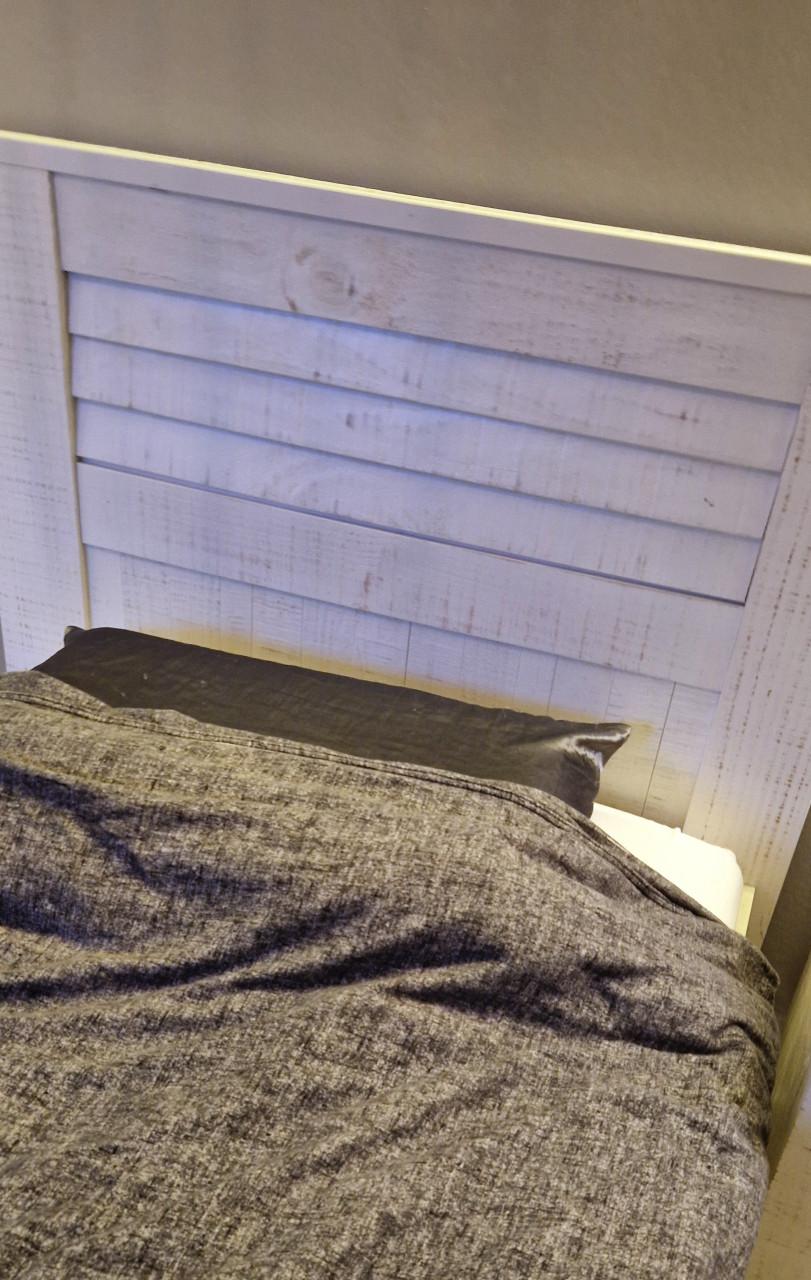 Stoer bed voor meiden, beachlook 90*200 met nachtkastje + matras