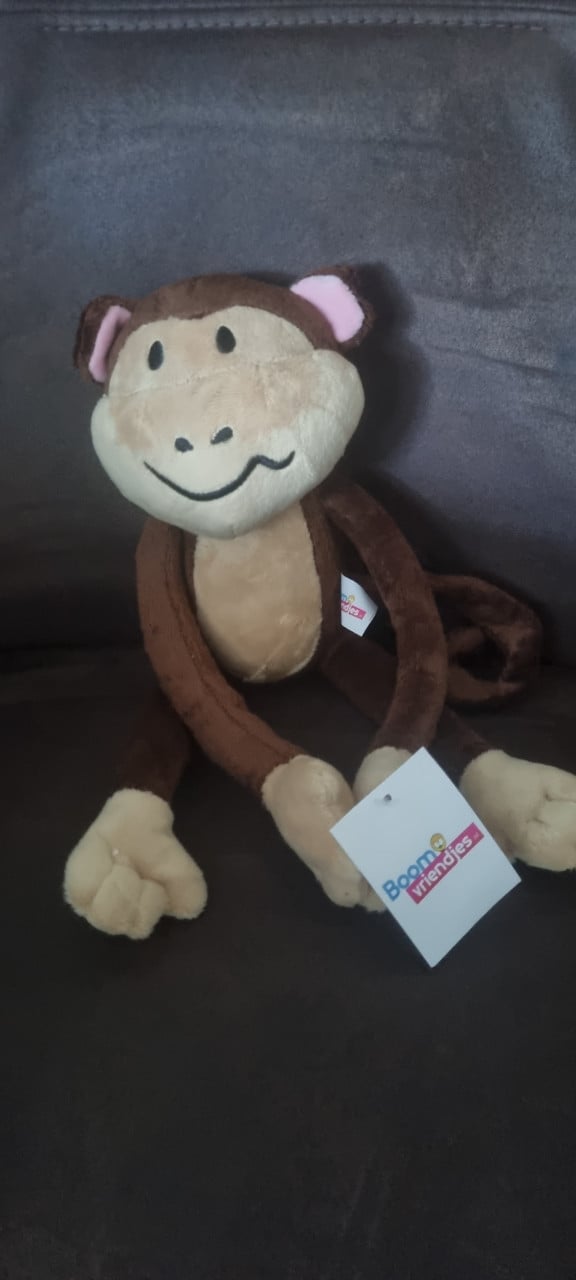 Knuffel aapje te koop ongeveer 30 cm met hangertjes met klittenband