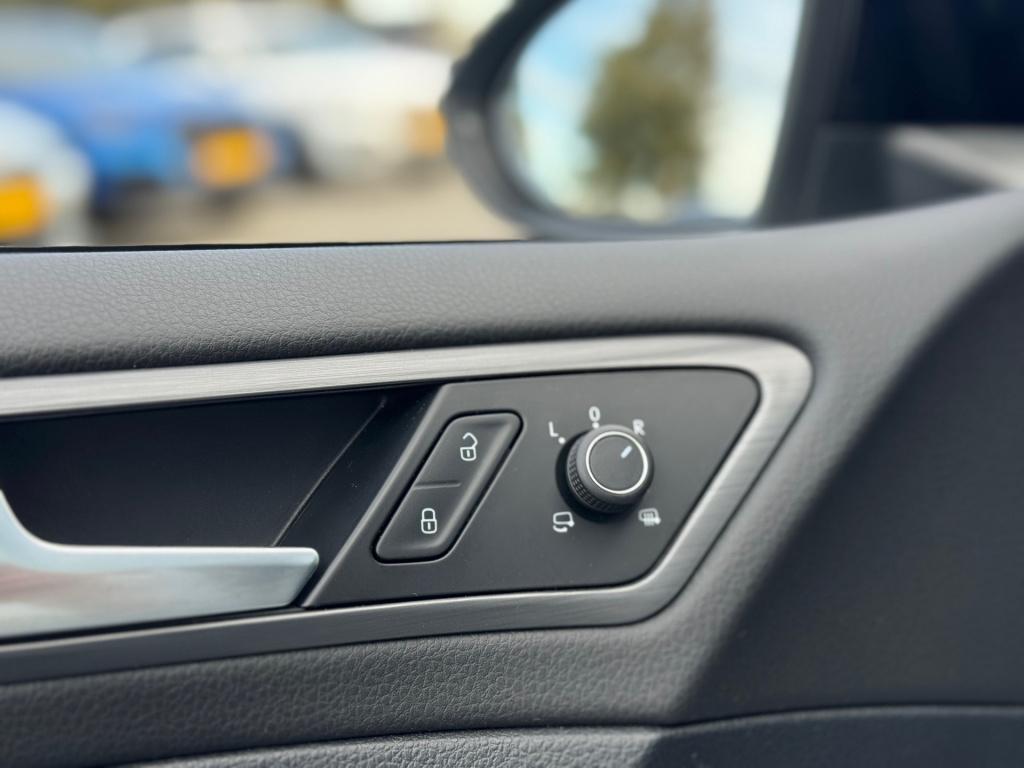 Volkswagen Golf 1.0 tsi * massage stoel * camera * carplay * stoelverwarmin