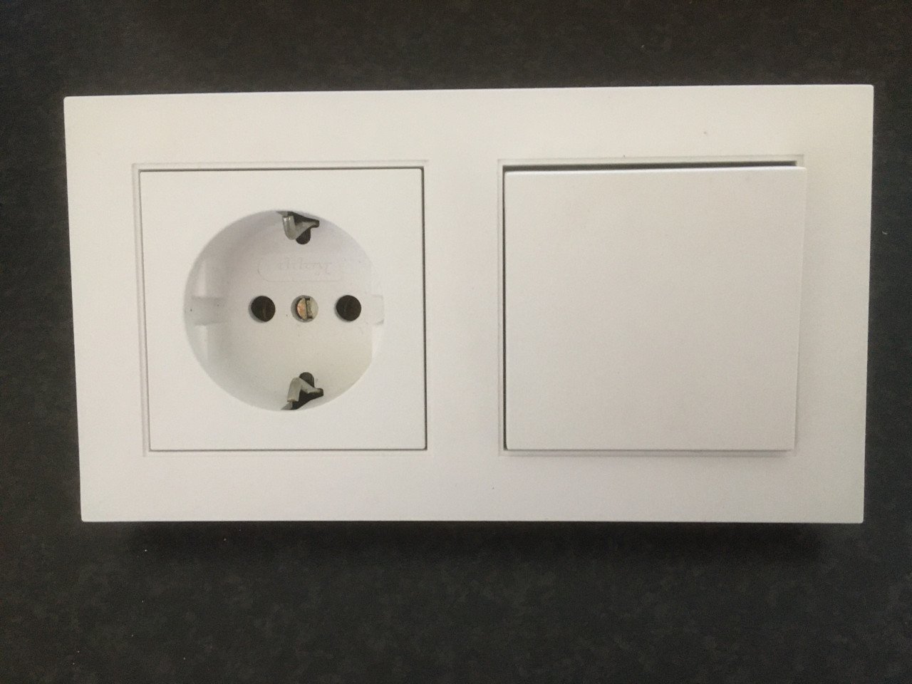 Kopp wandcontactdoos met randaarde, inbouw, met wisselschakelaar