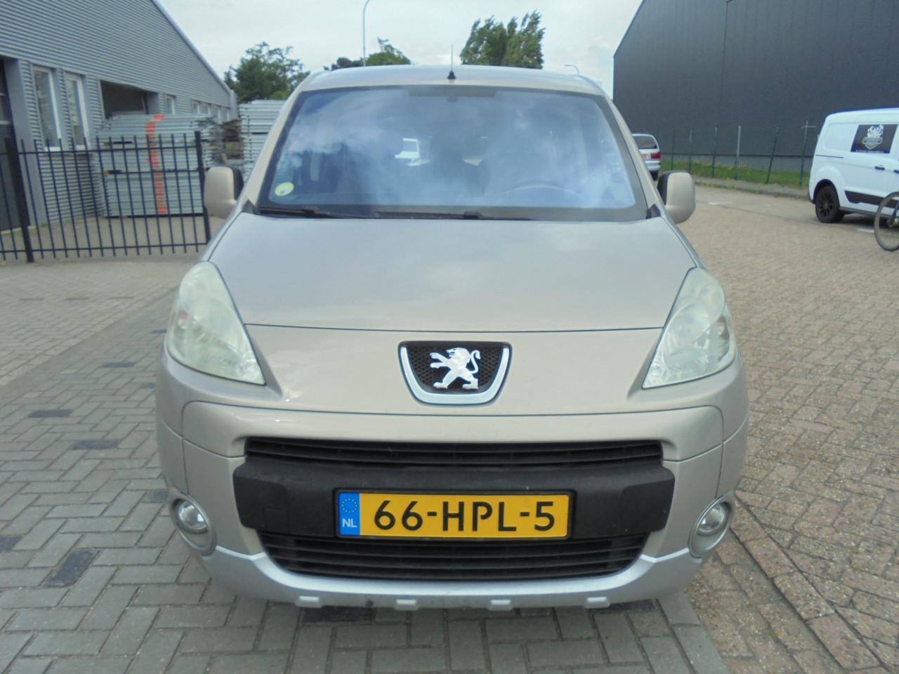Partner in de Personen benzine uitvoering van tweede eigenaar nette auto