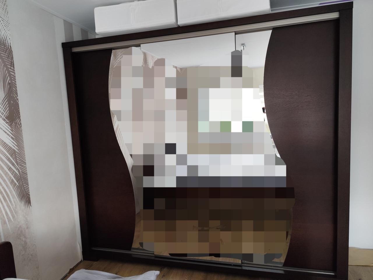 Ruime kledingkast met schuifdeuren met grote spiegel