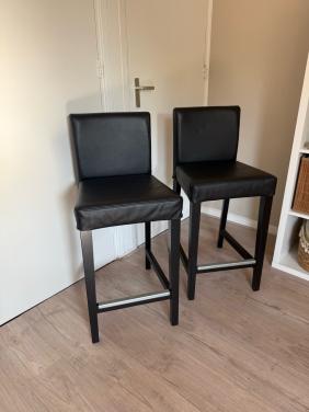 Twee zwarte lederen barkrukken