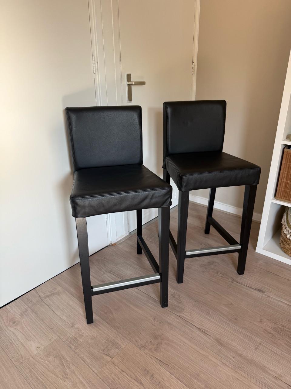 Twee zwarte lederen barkrukken